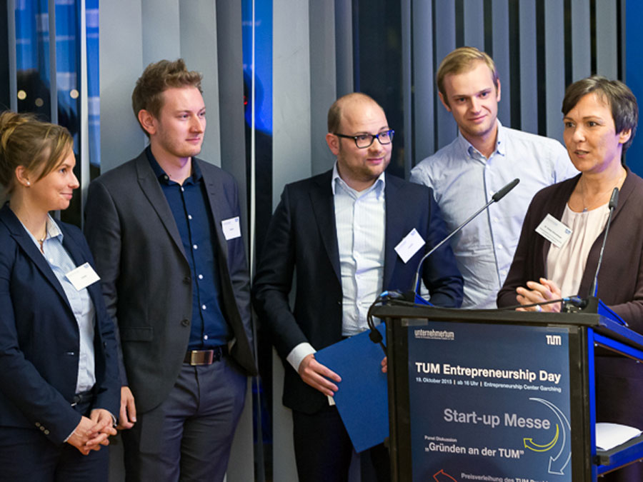 TUM Vice President Ehrenberger (r.) presents the Celonis team with TUM's Entrepreneurship Award