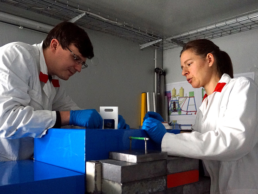 Dr. Stefan Seidlmayer and Dr. Petra Kudejová at the PGAA instrument at FRM II – Photo: Claudia Niiranen / TUM