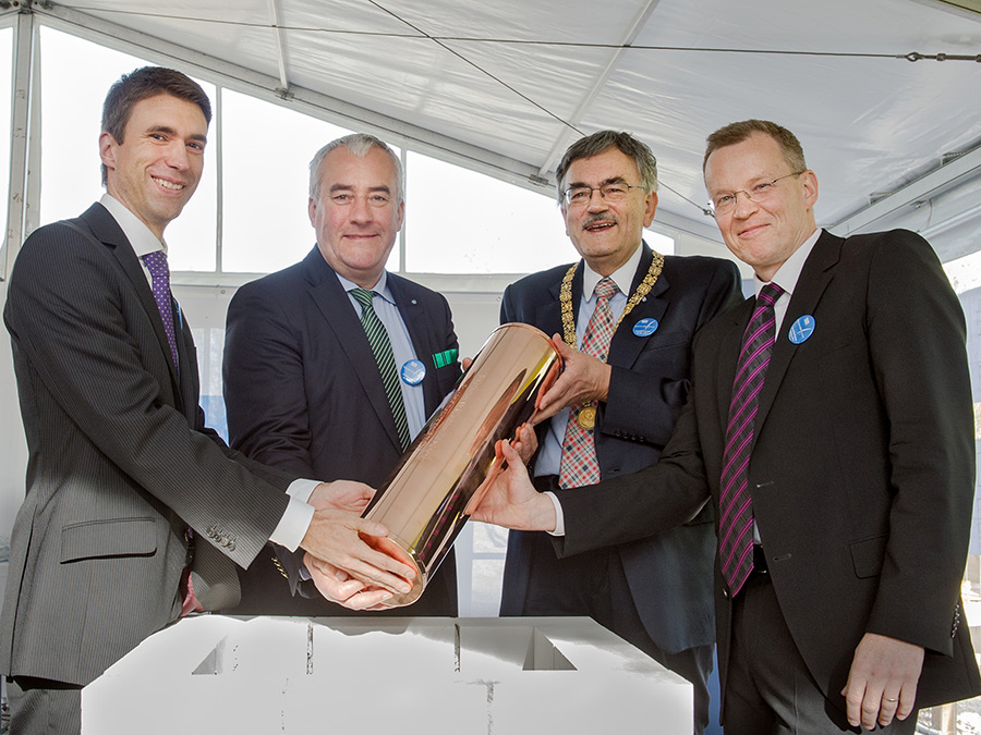PStS Stefan Müller (BMBF), Bavarian Minister of Science Dr. Ludwig Spaenle, TUM-President Prof. W.A. Herrmann, Prof. Michael Sattler, Director of the BNMRZ with the cornerstone for a new building for the Bavarian NMR Center (fltr) - photo: Andreas Hedde PStS Stefan Müller (BMBF), Bavarian Minister of Science Dr. Ludwig Spaenle, TUM-President Prof. W.A. Herrmann, Prof. Michael Sattler, Director of the BNMRZ with the cornerstone for a new building for the Bavarian NMR Center (fltr) - photo: Andreas Heddergott / TUM
