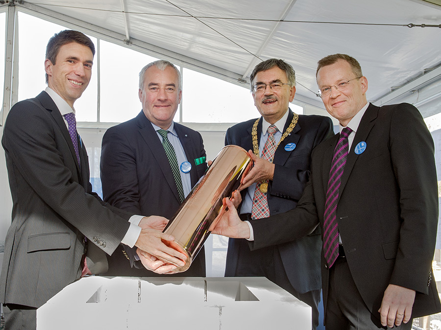 PStS Stefan Müller (BMBF), Bavarian Minister of Science Dr. Ludwig Spaenle,  TUM-President Prof. W.A. Herrmann, Prof. Michael Sattler, Director of the BNMRZ with the cornerstone for a new building for the Bavarian NMR Center (fltr) - photo: Andreas Heddergott / TUM