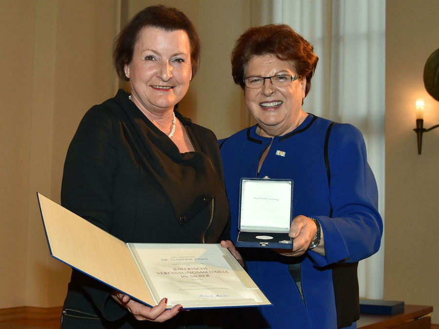 Landtagspräsidentin Barbara Stamm überreicht Prof. Susanne Ihsen die Bayerische Verfassungsmedaille in Silber.