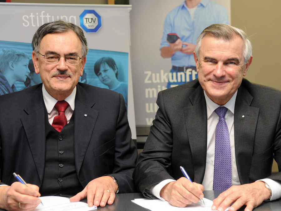 Signing the Hans Fischer Senior Fellowship agreement: TUM President Prof. Wolfgang A. Herrmann (l.) and Horst Schneider, Chairman of the TÜV SÜD Foundation.