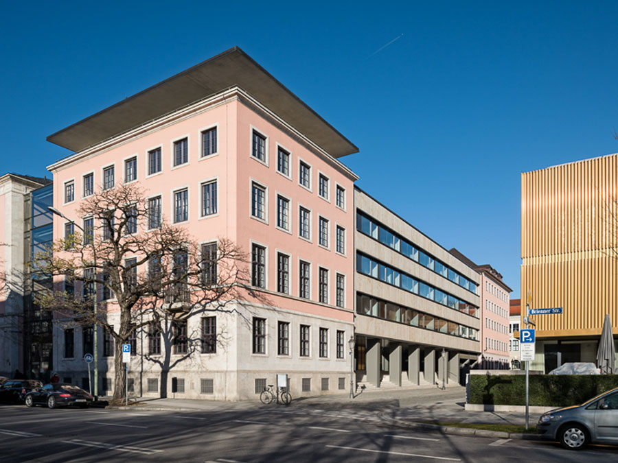 The HfP is moving to the "Brienner Forum" next to the museum Lenbachhaus (right). (Photo: Eckert / TUM) The new building of the HfP next to the museum Lenbachhaus