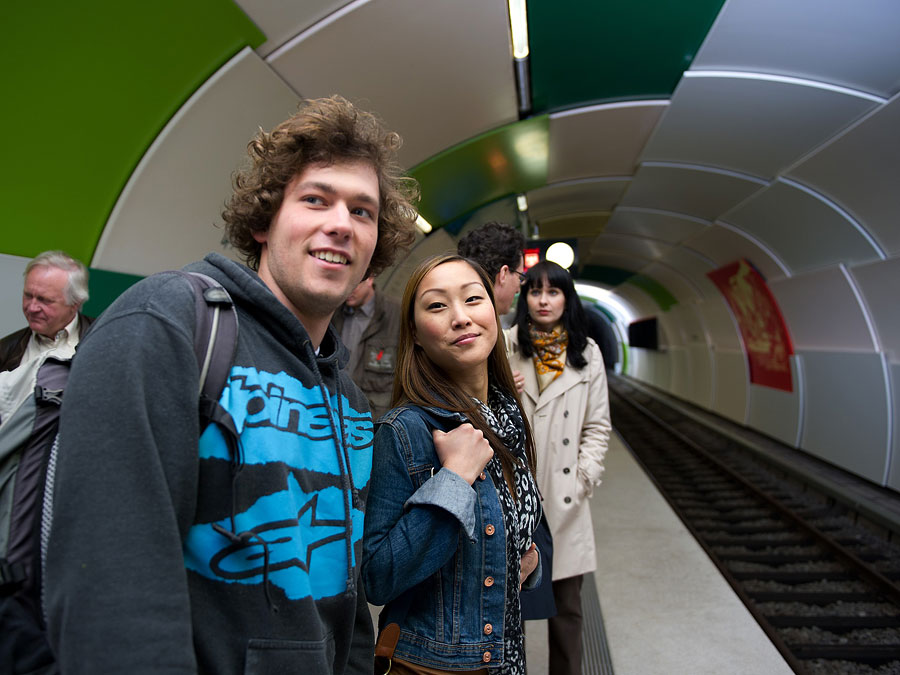 Zwei junge Leute in U-Bahnhof (Foto: Foto: MVG, Kerstin Groh)