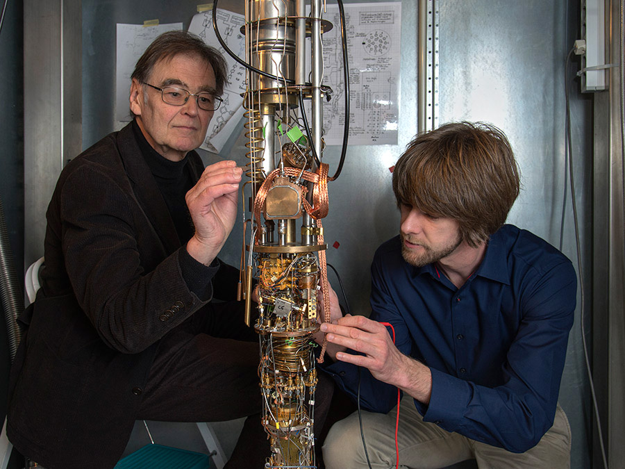 Prof. Dr. Erwin Schuberth (TUM) and Dr. Marc Tippmann (TUM) with a high performance cryostate at the Walther-Meissner-Institut – Photo: Andreas Battenberg / TUM