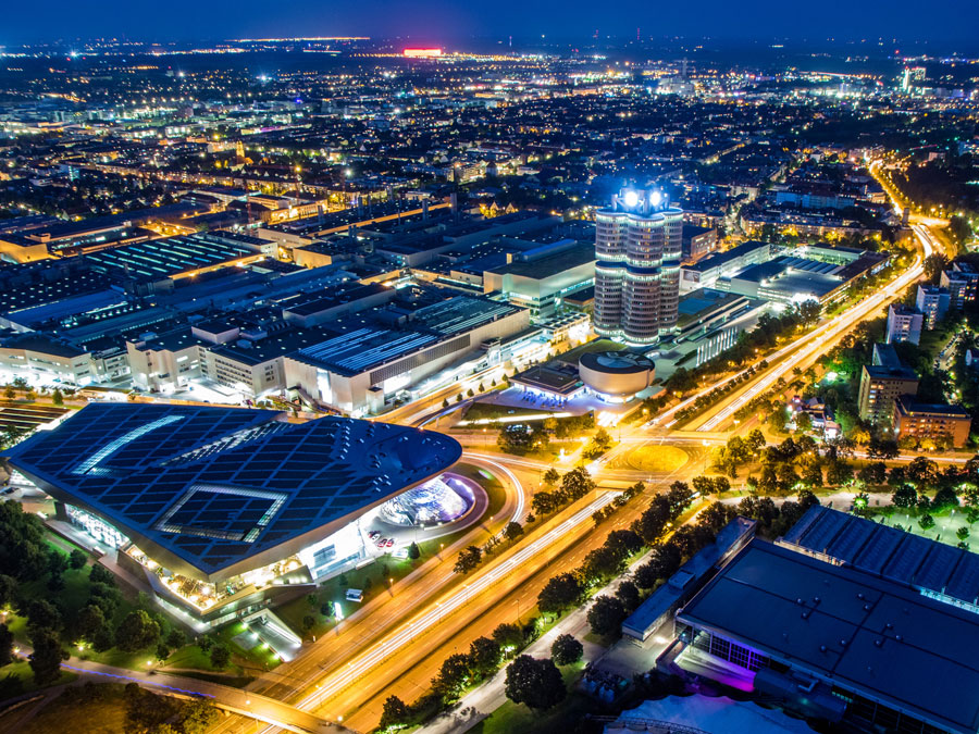 Wie lässt sich der Verkehr in München und Umgebung nachhaltig gestalten? Daran forschen TUM und Hochschulen für Angewandte Wissenschaften gemeinsam. (Bild: Michael Fleischmann / fotolia.com) Verkehrsachse in München aus der Vogelperspektive