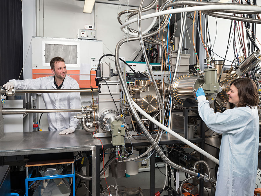 Benedikt Mayer and Lisa Janker at the epitaxy facility at the Walter Schottky Institute, TU Munich – Foto: Uli Benz / TUM