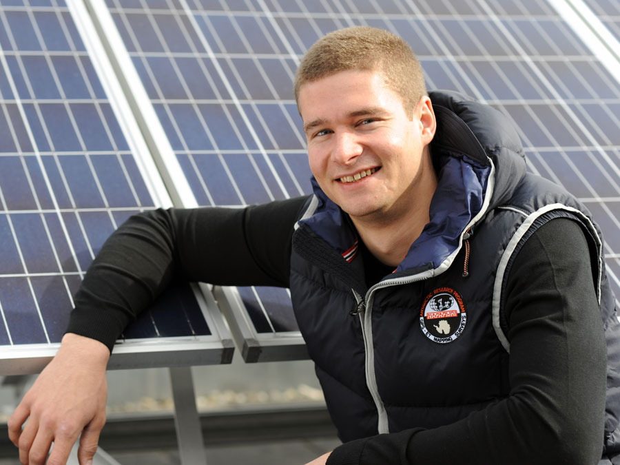 Johannes Lochner an einer Photovoltaik-Anlage