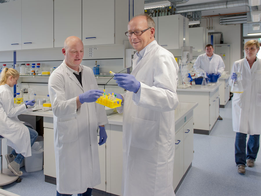 Prof. Percy Knolle (Mitte) und sein Team im Institut für Molekulare Immunologie / Experimentelle Onkologie.