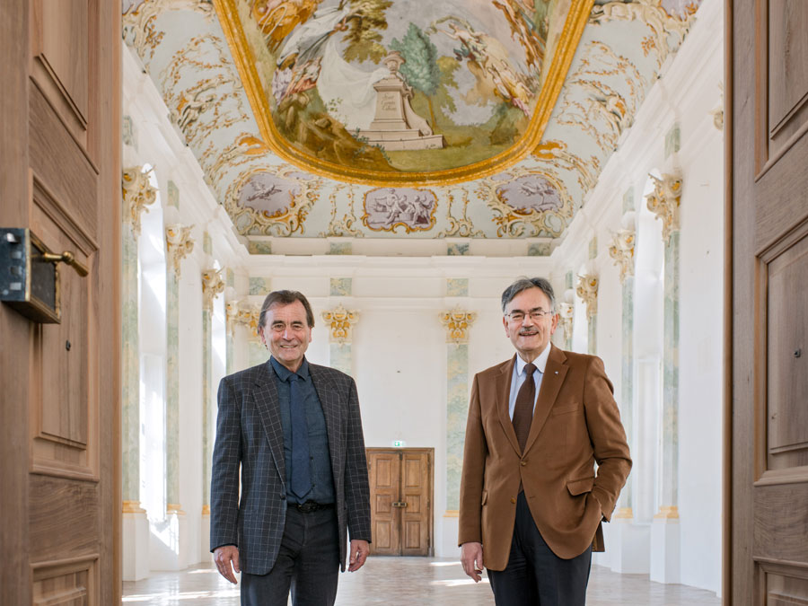 Bürgermeister Hans Steindl mit Burghausens neuem Ehrenbürger Wolfgang A. Herrmann im Festsaal des Klosters Raitenhaslach.