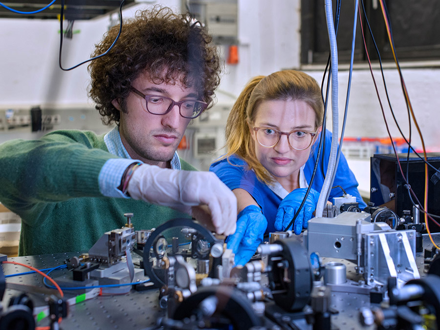 Leone Rossetti and Lara Kuntz at the STED microscope (Photo: Andreas Heddergott / TUM)