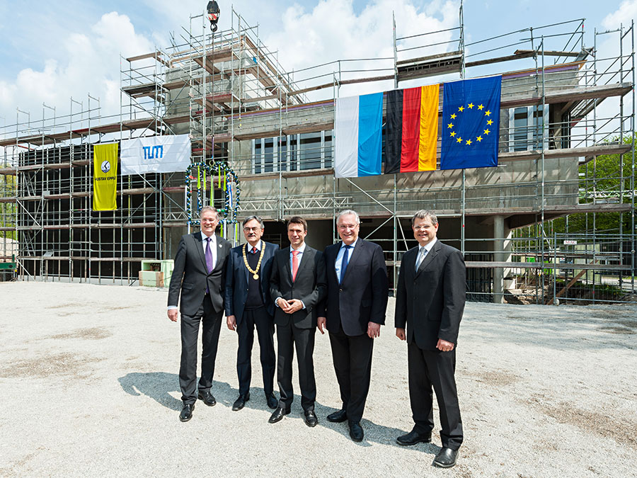 Garchings Bürgermeister Dr. Gruchmann, TUM-Präsident Prof. Herrmann, BMBF Staatssekretär Müller, Bayerns Innenminister Herrmann und Bauamtsleiter Hoffmann (vlnr) beim Richtfest des Neubaus für das Bayerische NMR-Zentrum - Bild: Uli Benz / TUM