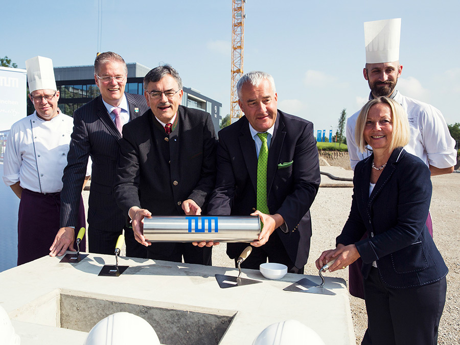 Dr. Gruchmann, Mayor of Garching, TUM-President Prof. W. A. Herrmann, Science Minister Dr. Spaenle and Dr. Wurzer-Faßnacht, Director of the Munich Student Union, as well as  Cafeteria Managers Walder (l) and Weißenbeck - Photo: Silvie Tillard