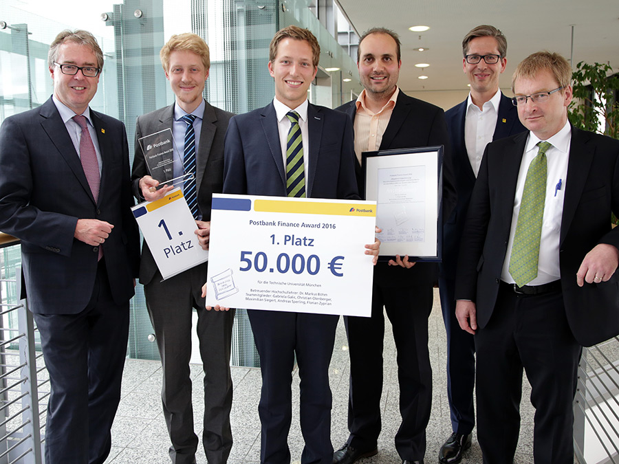 R. Stemmer (Vorstand Postbank), D. Kehne, F. Zyprian (TUM), Prof. M. Böhm (TUM), F. Strauß (Vorstandsvorsitzender Postbank), Prof. E. Theissen (Vorsitzender Jury)  beim Postbank Finance Award 2016 - Bild: Jörn Wolter / Postbank