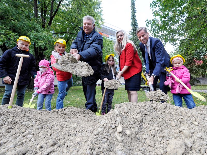 Erster Spatenstich für den Klinikneubau: Gesundheitsministerin Melanie Huml (Mitte) mit Oberbürgermeister Dieter Reiter (links) und Klinikgeschäftsführer Axel Fischer. (Bild: Städtische Kliniken) Bayerns Gesundheitsministerin Melanie Huml , Oberbürgermeister Dieter Reiter und Klinikgeschäftsführer Axel Fischer mit kleinen Patienten beim ersten Spatenstich für den Neubau