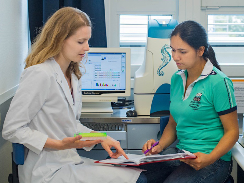 Dr. Christina J. Groß (left) and Dr. Ritu Mishra  (image: Andreas Heddergott / TUM)