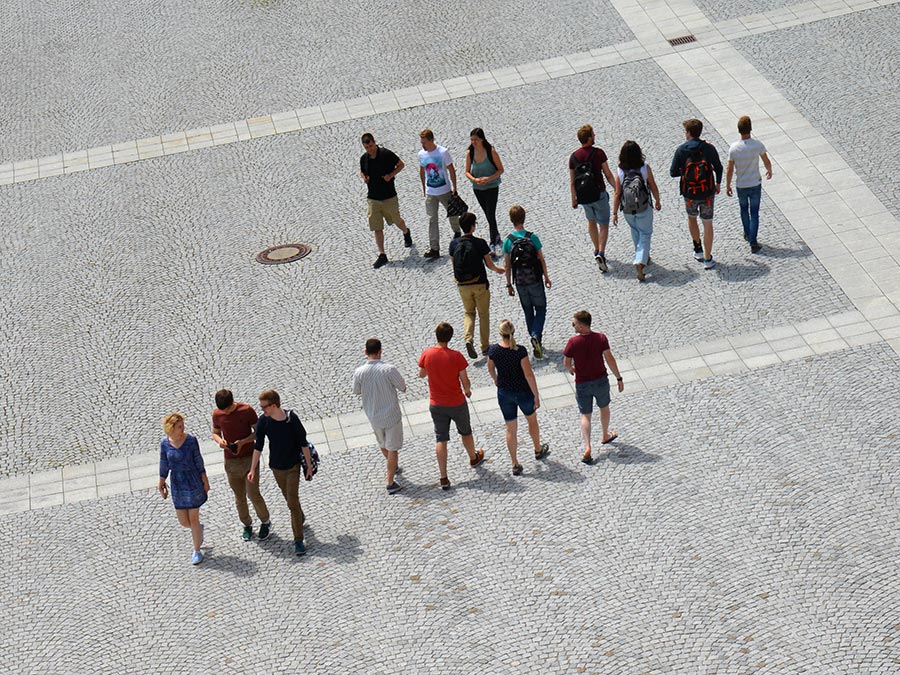 Menschen bewegen sich nicht gleichförmig über einen Platz. Es bilden sich Muster heraus, die sich mathematisch analysieren lassen. – Bild: Andreas Battenberg / TUM Menschen bewegen sich nicht gleichförmig über einen Platz. Es bilden sich Muster heraus, die sich mathematisch analysieren lassen. – Bild: Andreas Battenberg / TUM