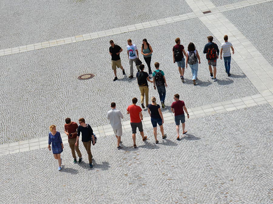 Menschen bewegen sich nicht gleichförmig über einen Platz. Es bilden sich Muster heraus, die sich mathematisch analysieren lassen. – Bild: Andreas Battenberg / TUM