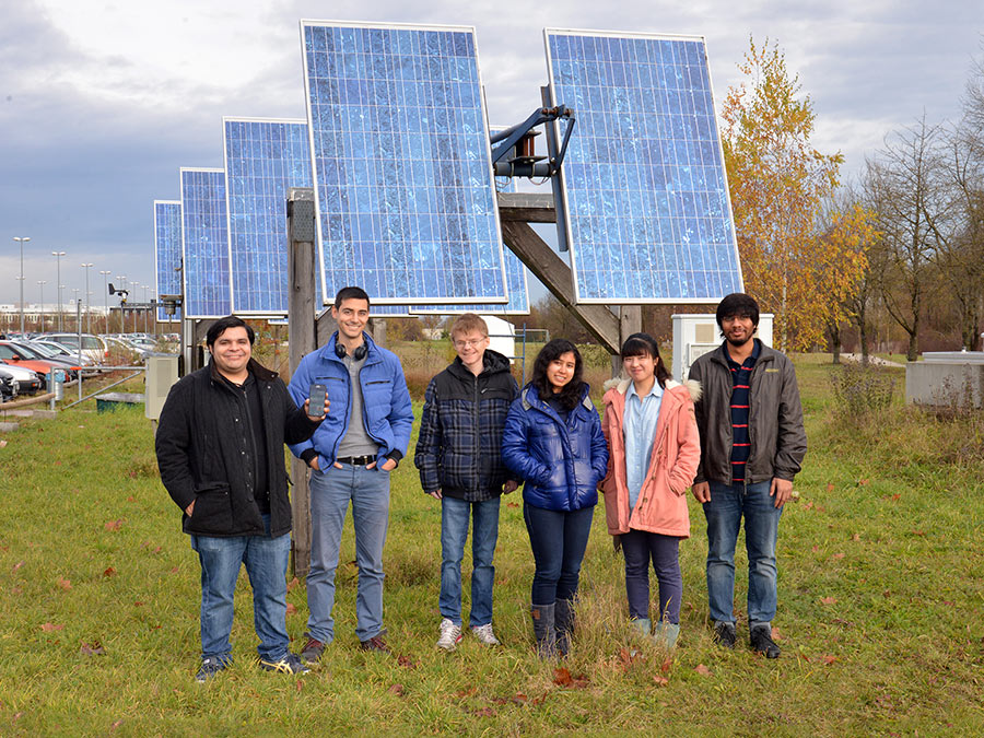 Jose Rivera (left) and his Team (Viktor Vaklinov, Klaus Schreiber, Prerona Ray Baruah, Qunjie Zhou und Tanuj Ghinaiya; fltr) at Point 63084505 on OpenGridMap, a small solar power plant near the Technical University of Munich - Photo: Andreas Battenberg / TUM