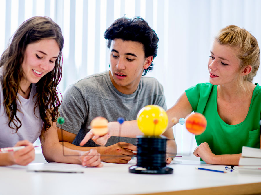 Secondary school students in natural sciences lesson. (Image: FatCamera / istockphoto.com)