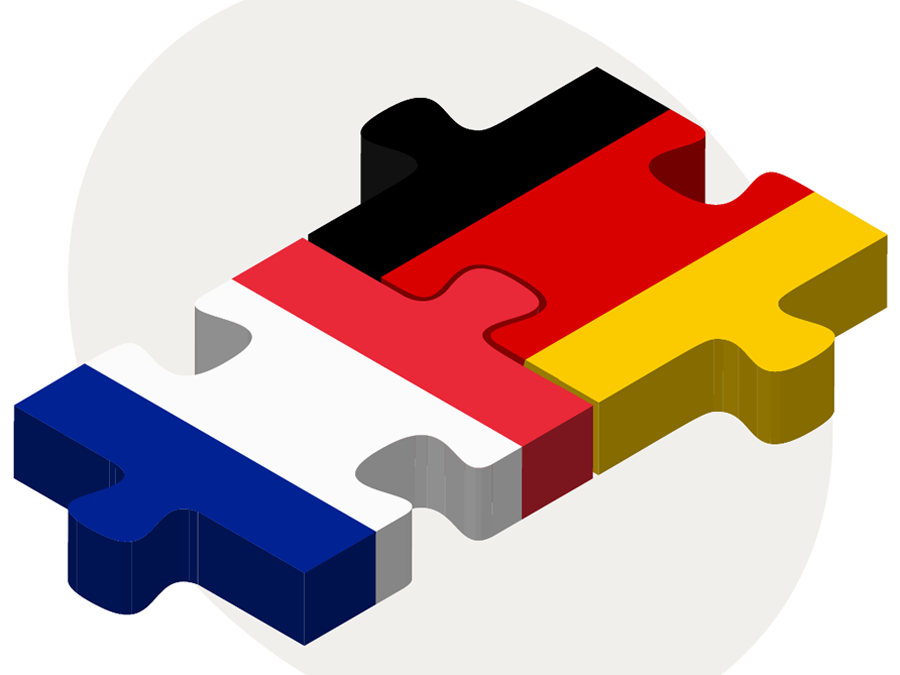 Die deutsche und die französische Flagge als Puzzleteile, die ineinandergreifen.
