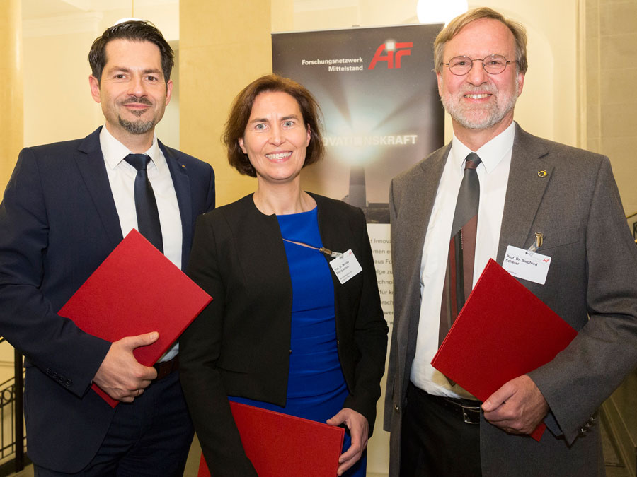 Prof. Thomas Hofmann (l.), Prof. Siegfried Scherer, and their project partner from Vienna, Prof. Monika Ehling-Schulz, have been awarded for the "cereulide toolbox".