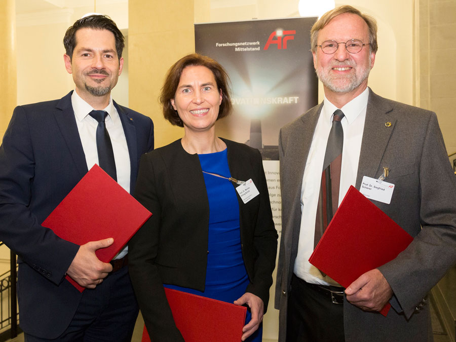 Prof. Thomas Hofmann (l.), Prof. Siegfried Scherer, and their project partner from Vienna, Prof. Monika Ehling-Schulz, have been awarded for the "cereulide toolbox". (Photo: AiF) Prof. Thomas Hofmann (l.), Prof. Siegfried Scherer, and their project partner from Vienna, Prof. Monika Ehling-Schulz, have been awarded for the "cereulide toolbox".