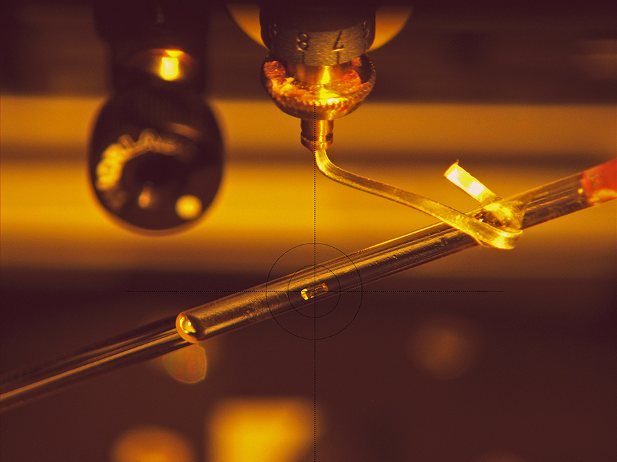 Placing a crystal of the enzyme MTAN in the center of the neutron beam at the instrument BIODIFF – Photo: Andreas Ostermann / TUM