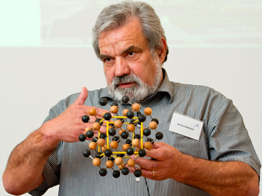 Prof. Gerhard Abstreiter erklärt die Pionierarbeit in der Halbleiterphysik.