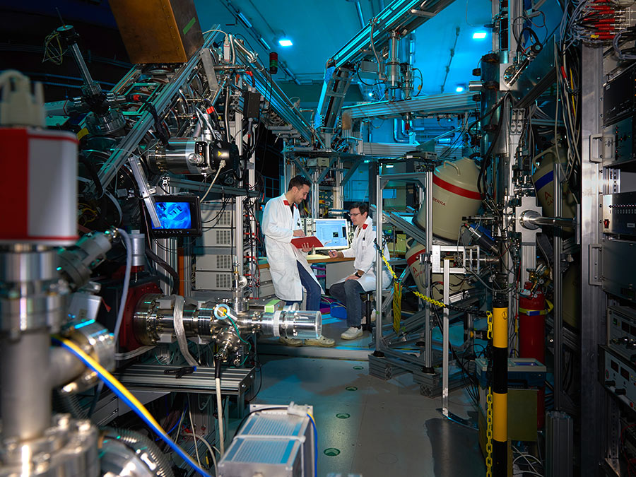 Thomas Gigl and Stefan Seidlmayer at the positron source NEPOMUC – Photo: Wenzel Schürmann / TUM