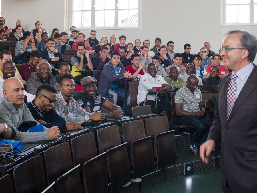 Vice President Gerhard Müller welcomes participants of the program "Buddies for Refugees". (Photo: Heddergott / TUM) Vice President Gerhard Müller welcomes participants of the program "Buddies for Refugees".