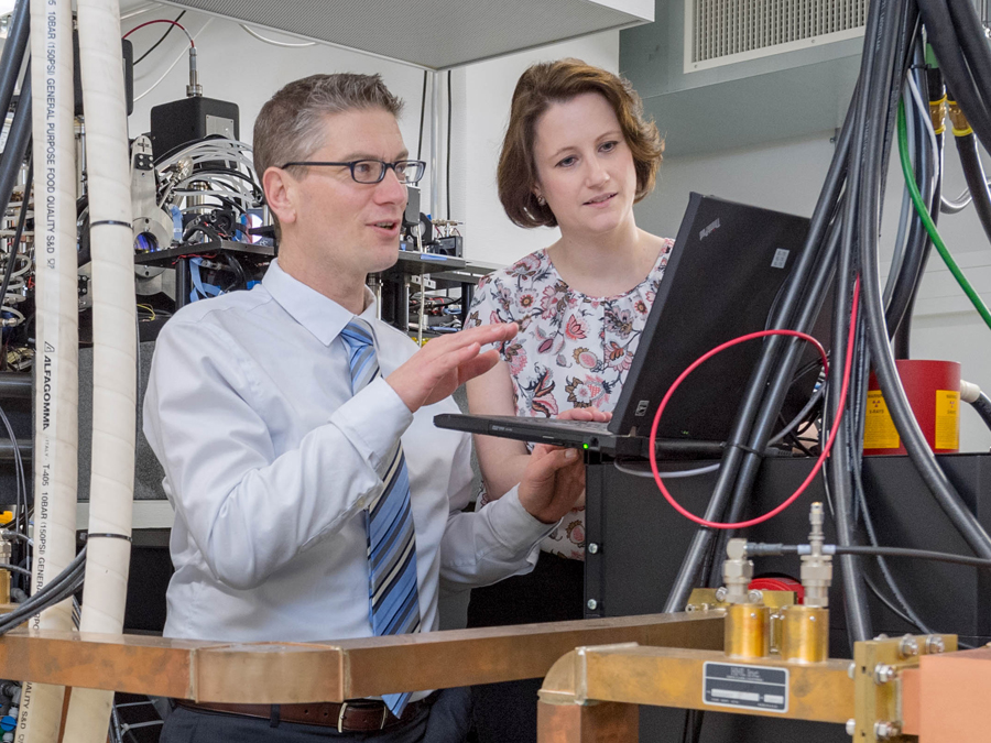 Leibniz-Preisträger Prof. Franz Pfeiffer und eine Wissenschafterin arbeiten an einem Projekt mit dem Mini-Teilchenbeschleuniger MuCLS.