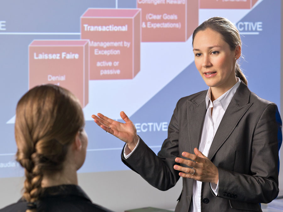 Prof. Claudia Peus bringt Managerinnen und Managern bei, einen persönlichen Führungsstil zu entwickeln. (Bild: Heddergott / TUM) Prof. Claudia Peus mit Seminarteilnehmerin