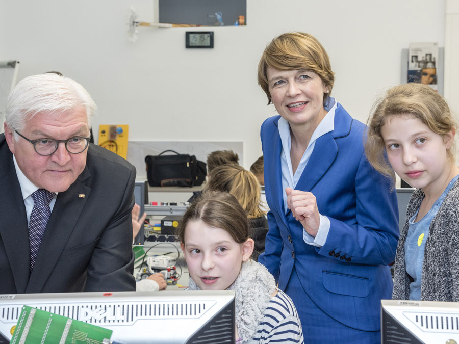 Secondary school students show Frank-Walter Steinmeier and his wife Elke Büdenbender the TUMlab. (Image: Deutsches Museum)