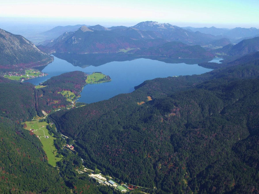 Der Walchensee mit der Versuchsanstalt für Wasserbau der TUM im Vordergrund. (Bild: M. Aufleger / TUM)