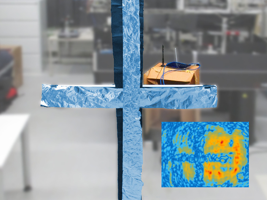 Das im Realbild sichtbare Kreuz aus Aluminiumfolie lässt sich aus dem WLAN-Hologramm wieder rekonstruieren (eingeblendetes Bild rechts unten) (Bild: Friedemann Reinhard/Philipp Holl / TUM)