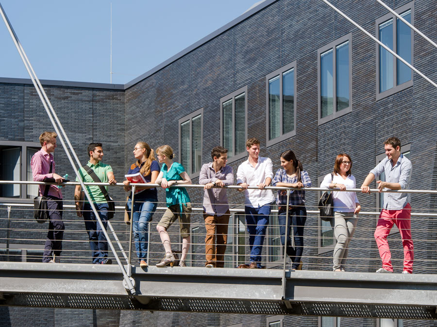 Die BWL-Studierenden sind an der TUM sehr zufrieden. (Bild: A. Heddergott / TUM) BWL-Studierende auf dem Campus