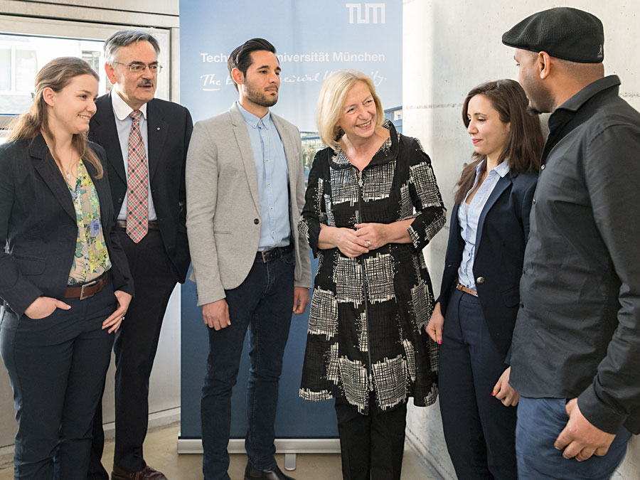 Scholarship recipients talking to Federal Minister Johanna Wanka und TUM President Wolfgang A. Herrmann.