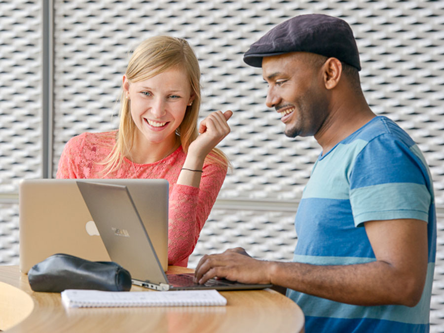 Online lernen an jedem Ort - MOOCs bieten freien Zugang zur Universität. (Bild: A. Heddergott / TUM) Studierende mit Laptop