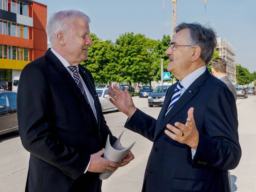 TUM President Wolfgang A. Herrmann welcomes Bavaria's Prime Minister Horst Seehofer at the Garching campus.