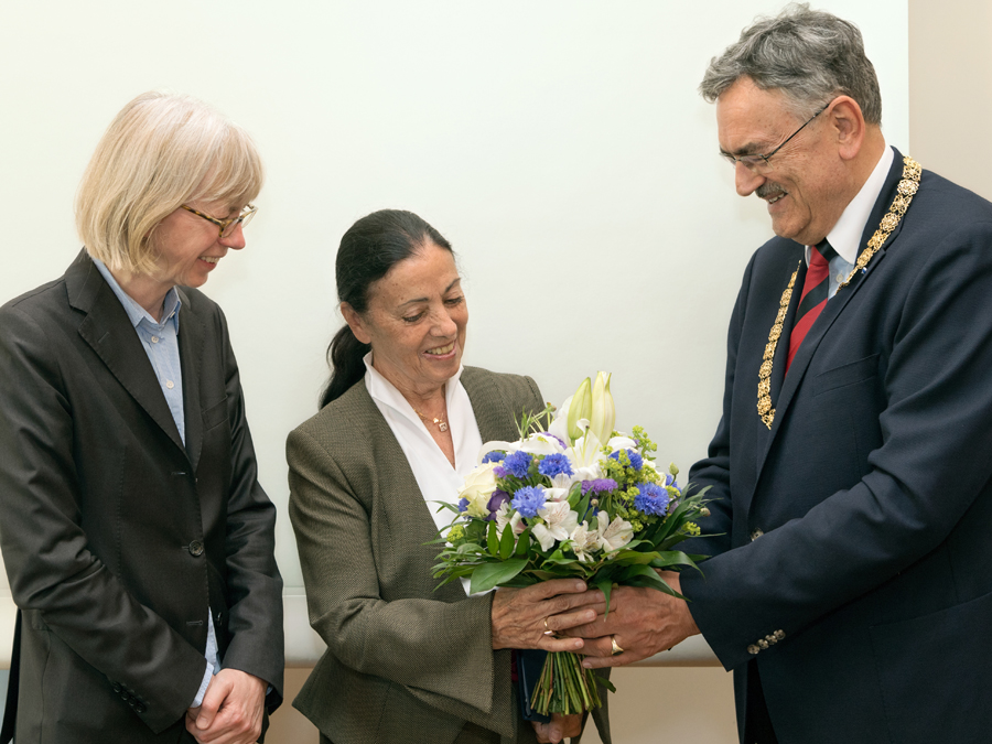 Carmen Würth (center), honorary citizen of the Technical University of Munich, with TUM-President Wolfgang A. Herrmann and Prof. Renée Lampe (left), Endowed Professorship for Neuroorthopedics and Cerebral Palsy. (Image: Benz / TUM) Left to right: Prof Renée Lampe, Carmen Würth and Prof. Wolfgang A. Herrmann.