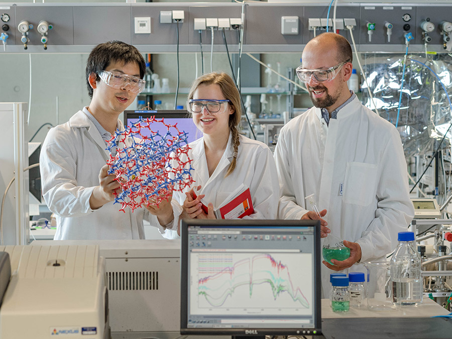 Members of Prof. Lercher’s team at the Catalysis Research Center: Dr. Yue Liu, Teresa Schachtl and Daniel Melzer (fltr; Image: Andreas Heddergott / TUM)