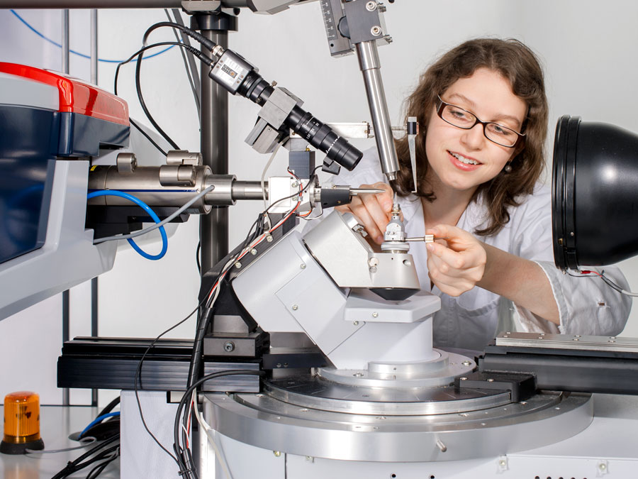 In den Naturwissenschaften erreicht die TUM Rang 18 weltweit. (Bild: A. Heddergott / TUM) Naturwissenschaftlerin im Labor