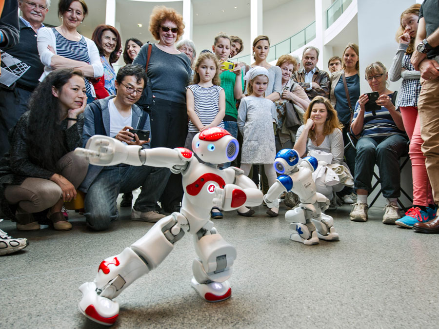 Nao-Roboter in der Pinakothek der Moderne beim Kunstareal-Fest 2015.