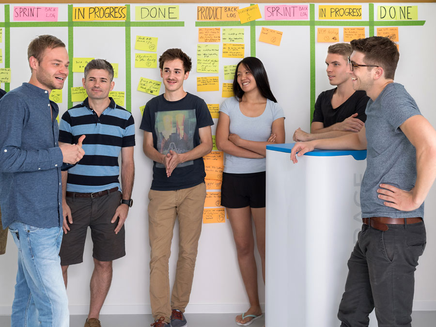 15-minute "stand-up": Jakob Bitner (l.) and the VoltStorage team at their daily meeting. (Image: U. Benz / TUM) Jakob Bitner and the VoltStorage team at their daily meeting.