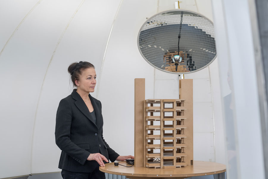 Prof. Hannelore Deubzer mit Architekturmodell in der Lichtkuppel zur Simulation von Tageslicht. (Bild: Andreas Heddergott / TUM)