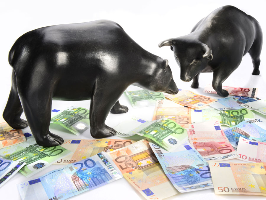 Bull and bear on Euro bills.