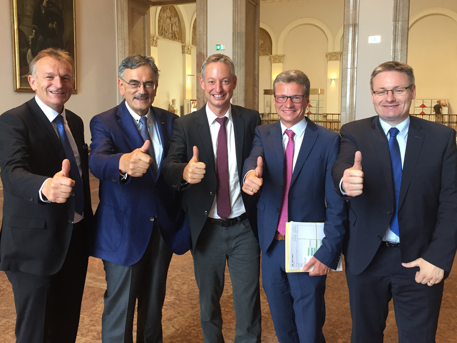 Hans Ritt (MdL), TUM-President Wolfgang A. Herrmann, Markus Pannermayr, Mayor of Straubing, Secretary of State Bernd Sibler,  and Josef Zellmeier (MdL) giving a thumbs-up.