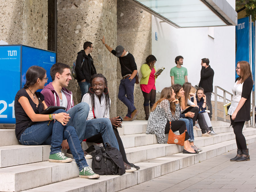 Students at the main entrance of TUM