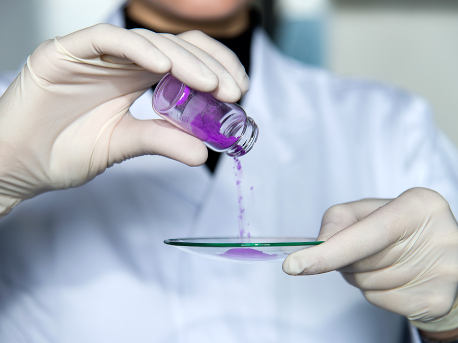 Pinkfarbenes, mikrokristallines Lithium-Kobaltphosphat. (Foto: Andreas Battenberg / TUM) Pinkfarbenes, mikrokristallines Lithium-Kobaltphosphat. (Foto: Andreas Battenberg / TUM)